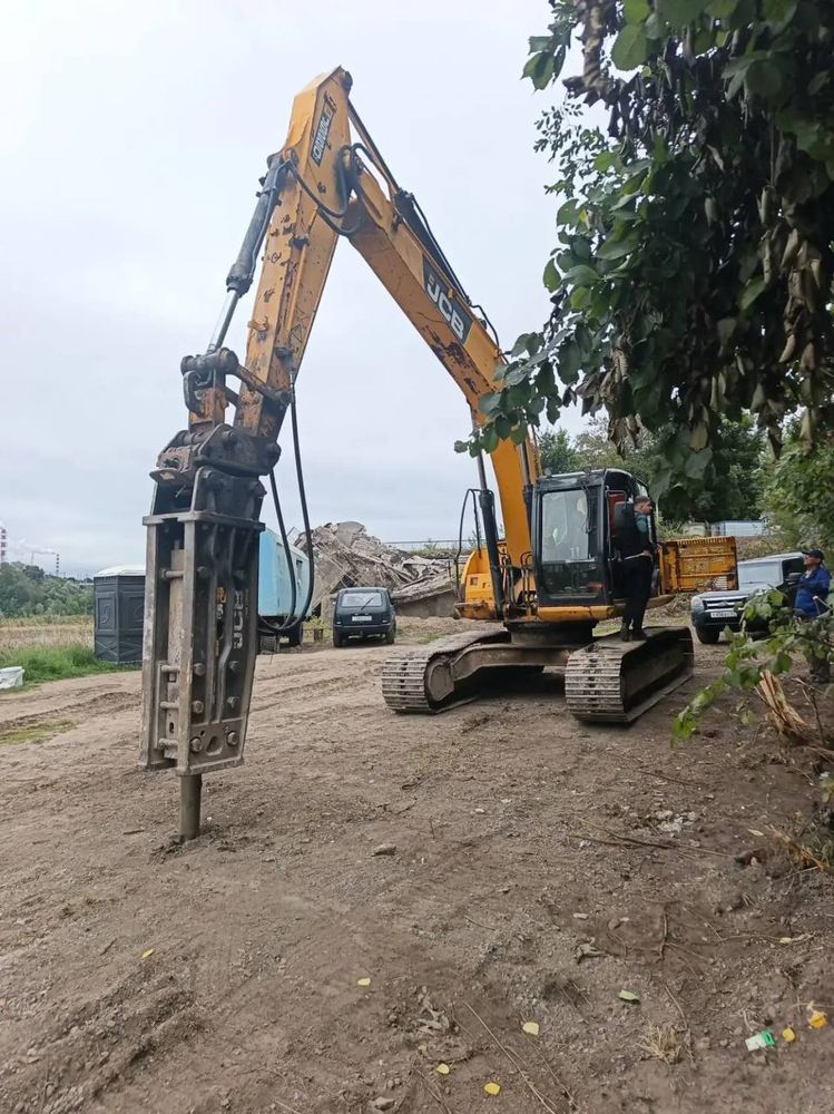 JCB JS220 с гидромолотом на объекте в Волхове