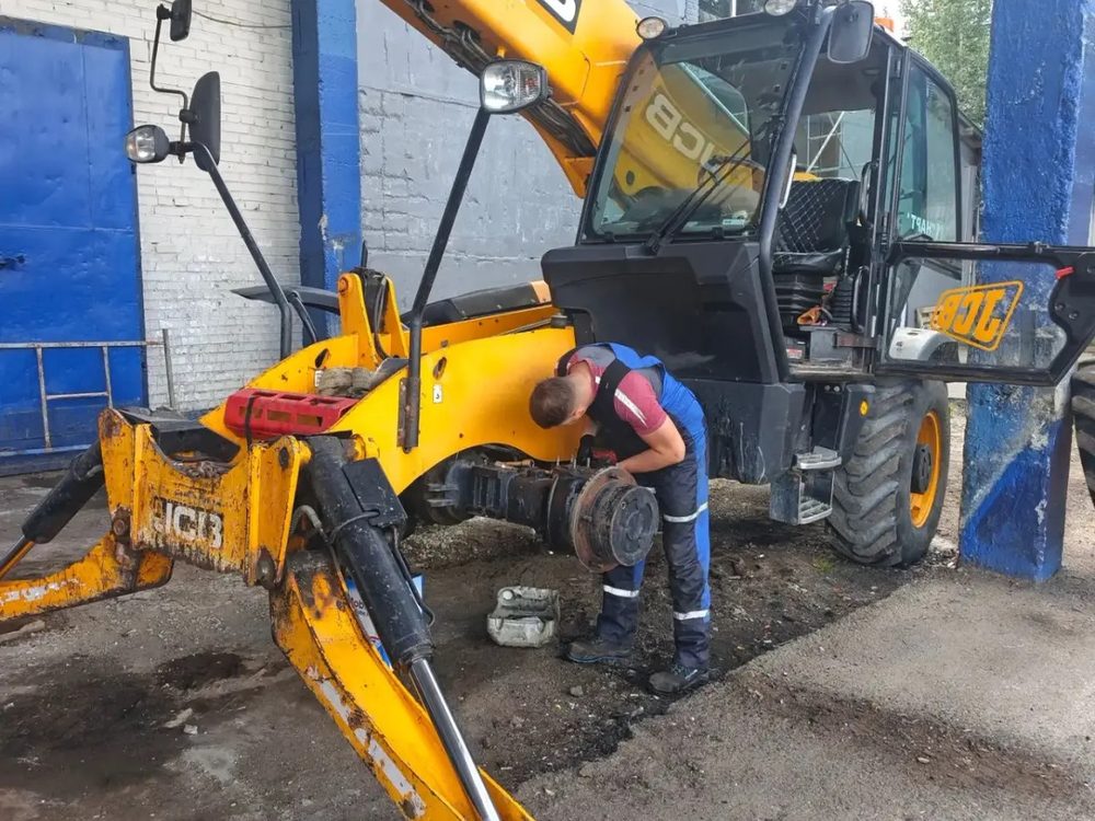Ремонт экскаватора-погрузчика JCB на площадке