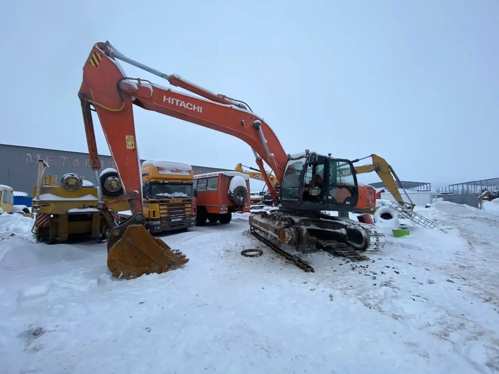 Гусеничные экскаваторы Hitachi на площадке