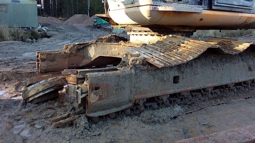 Ходовая гусеничного экскаватора в разборе